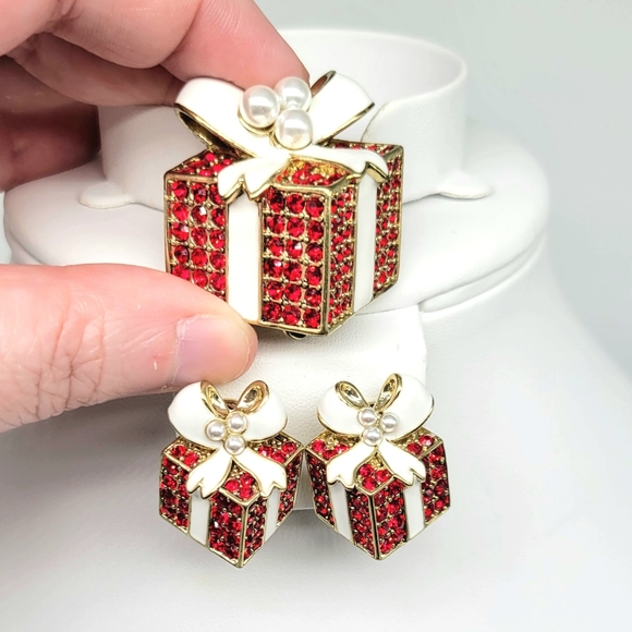 Heidi Daus Gift Shaped Pin and Clip On Earrings Set w/ Swarovski Crystal + Pearl - Picture 10 of 17